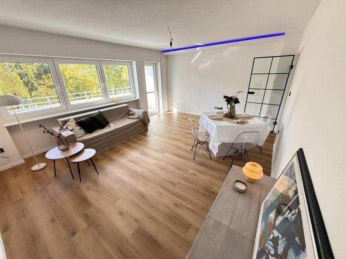 ERSTBEZUG - Vollständig sanierte 3-Zimmer-Wohnung mit Loggia und ca. 4 % Mietrendite in Nbg-Zabo – Wohnzimmer