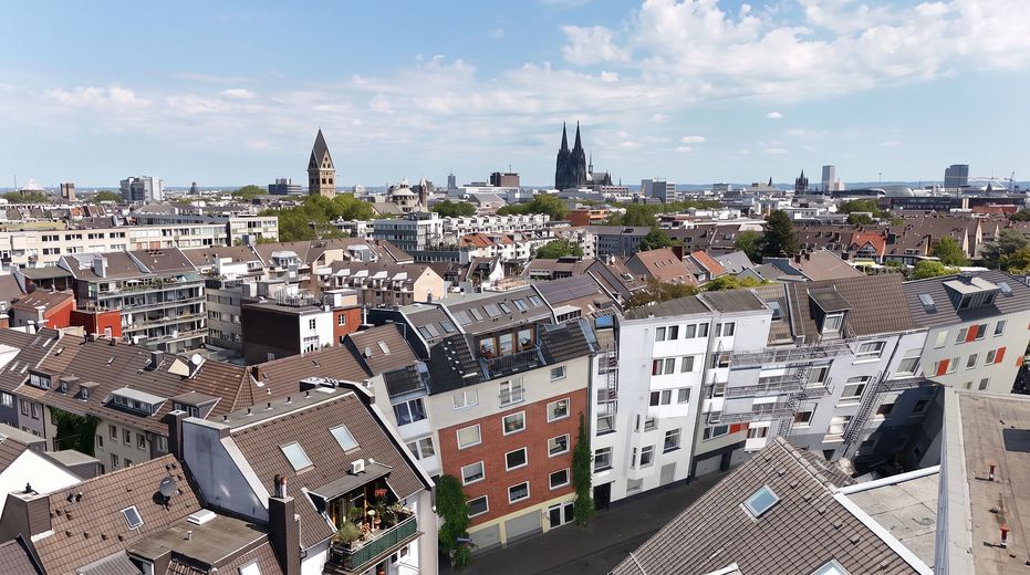 Charmante 3-Zimmer-Wohnung mit großzügigem Balkon im Mauritius Viertel, Köln – Drohnenbild 1