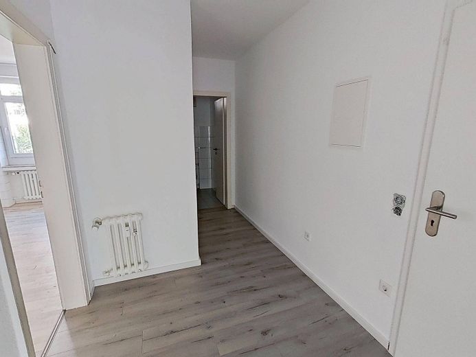 Sakin bir konumda BALKONLU geniş 3 odalı daire – Ansicht I: Flur