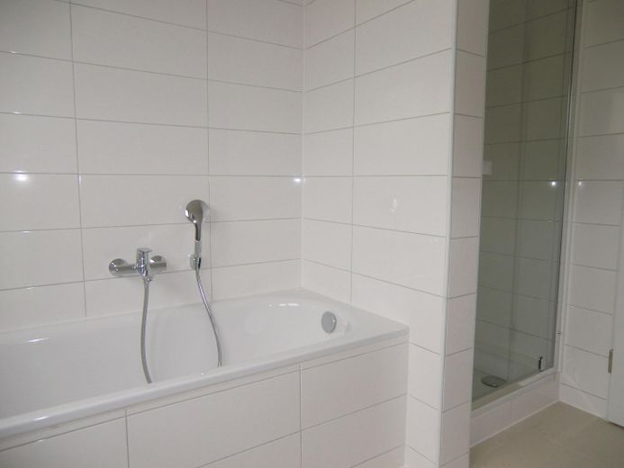 Großzügige 2 Zimmerwohnung 89m² 1 OG – Bad / Wanne/Dusche