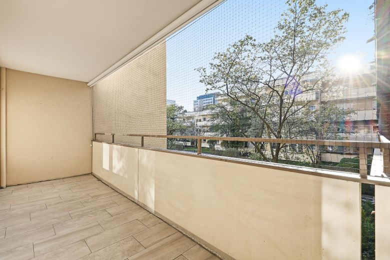 Luminoso appartamento di 2,5 locali con ampio balcone esposto a sud-ovest e cucina componibile – Balkon 1