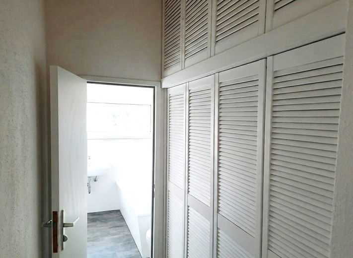 3-Zimmer-Wohnung (72 m²) mit Südwest-Balkon & Stellplatz – umfassend saniert (Provisonsfrei) – Vorraum Bad