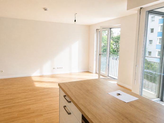Luminoso piso de obra nueva de 97 m² (2019) en Lichtenberg: 3 habitaciones, 2 balcones, ascensor, sin comisión y disponible para entrar a vivir – Wohn-/Essbereich