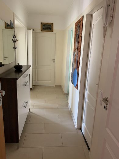 Schöne Lichtdurchflutete 4 Zimmer Wohnung – Flur