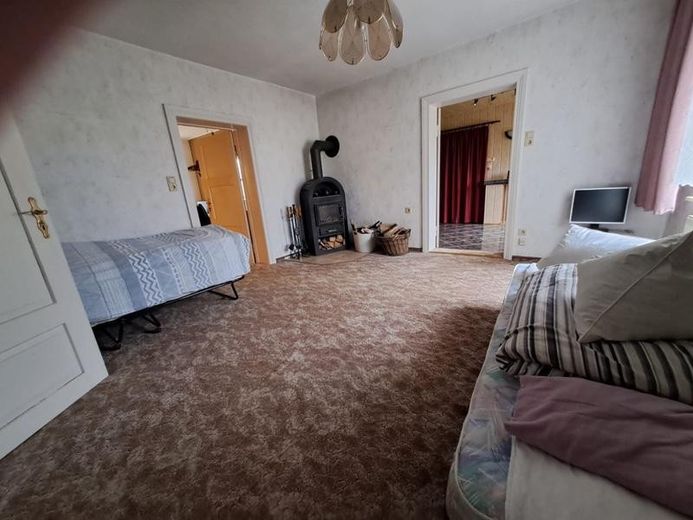 kleines Wohnzimmer mit Kamin