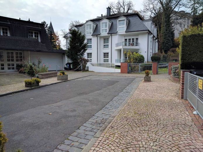 Wunderschöne ZZKBB Wohnung in bester Lage – Blick aufs Haus
