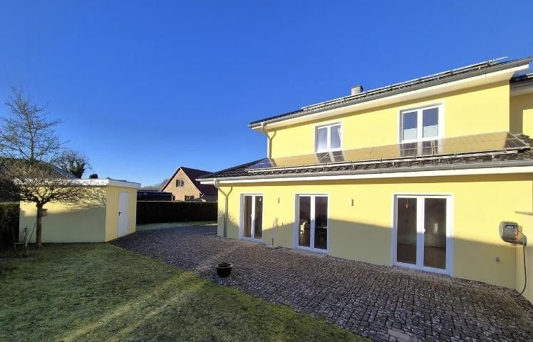 Südseite mit Gartenhaus