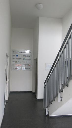 Moderne Büroeinheit mit 3 hellen Räumen unweit Spandauer Arcaden – Treppenhaus mit Aufzug