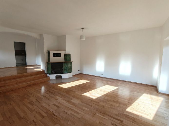 Provisionsfreie 3,5-Zimmer-Terrassenwohnung mit Einbauküche & Ausblick ins Grüne | Muggendorf – Wohnzimmer 4
