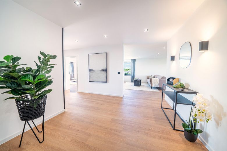 Sofort bezugsfrei: Barrierefreie 135m²-Wohnung (3 Zi.) mit Balkon, Stellplatz, Pool & Sauna – Flur 1