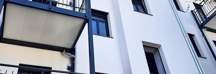Première occupation après rénovation ! Appartement moderne de 2 pièces avec balcon et cuisine équipée dans le quartier Südliche Innenstadt – Hofansicht