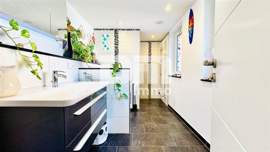 Teilsaniertes  EFH in zentraler Lage mit 2 Garagen – OG Badezimmer / Dusche ebenerdig