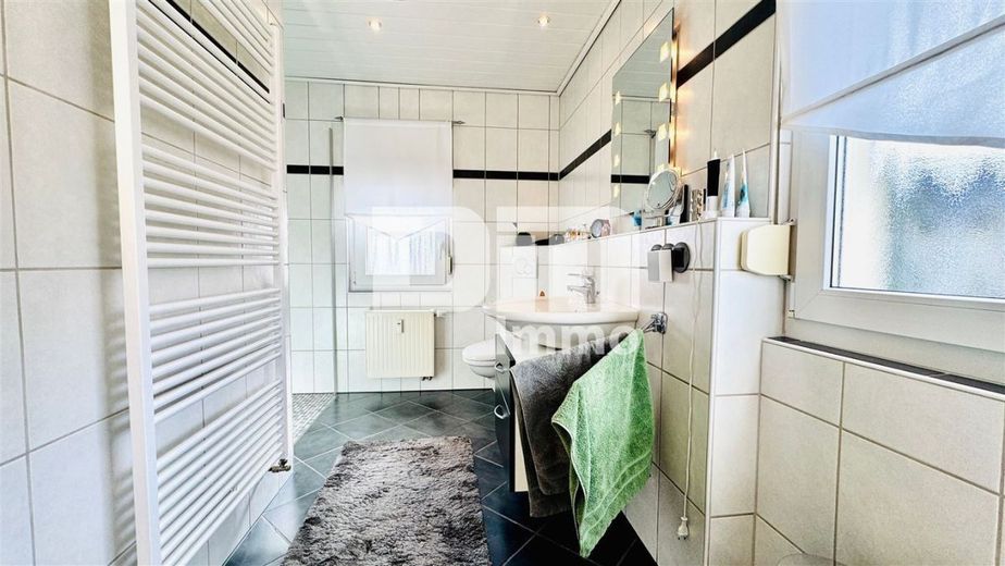 (R)eserviert!Ein- bis Zweifamilienhaus mit 2 Terrassen und Garage – OG Bad / Wanne / Dusche ebenerdig / Handtuchwärmer
