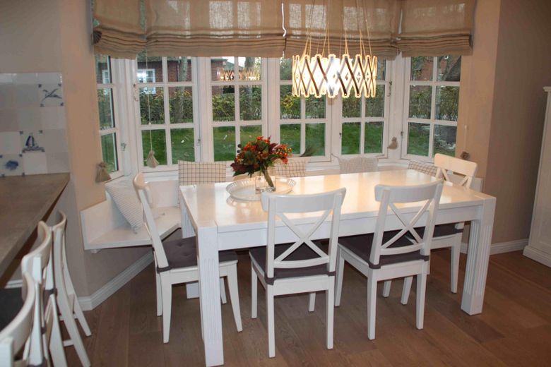 Großer Esstisch im Erker