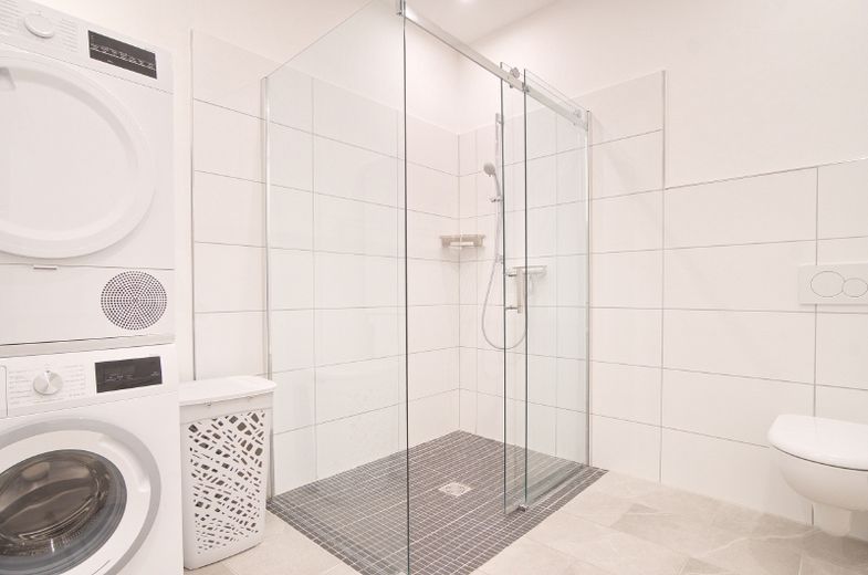 Bright, fully renovated and furnished apartment for your professional stay, with garden terrace, stylish large shower room and internet access. – 5571279fc227a6454fc93acfdabc51a26afea6cd.jpg