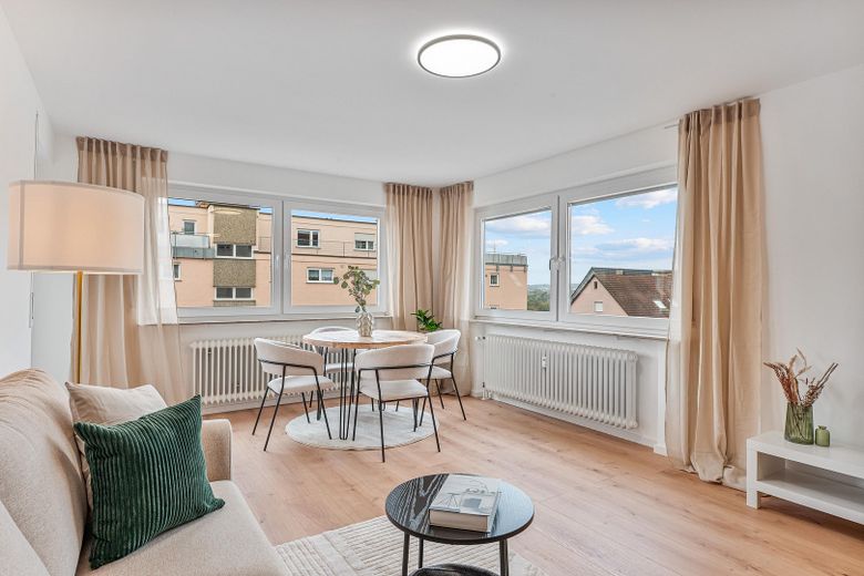 Appartement de 3 pièces moderne, élégamment rénové, avec deux balcons & parking souterrain près de la vieille ville de Leonberg – Wohnzimmer