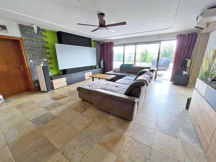 Osthessen, Landkreis Fulda, 36154 Hosenfeld, grosses Wohnhaus mit Pferdestall zu verkaufen – 2601 Osthessen, Landkreis Fulda, 36154 Hosenfeld, grosses Wohnhaus mit Einliegerwohnung + Pferdestall zu verkaufen