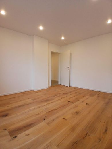 Piso de 4 habitaciones completamente renovado con balcón en Trier-Heiligkreuz – de alta calidad y listo para entrar a vivir – Schlafzimmer groß