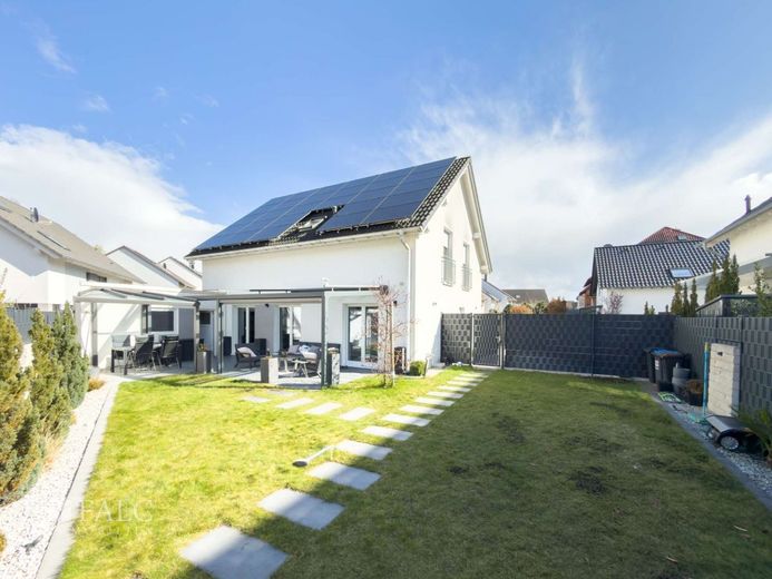 Modernes Familienglück mit großem Garten, Wintergarten &amp; Ausbaupotenzial – Gartenansicht