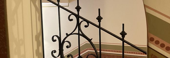 Möbliertes Wohnen über den Dächern von Dresden: Gehobene 3-Raum-Maisonette mit Vollausstattung – Treppenhaus 1