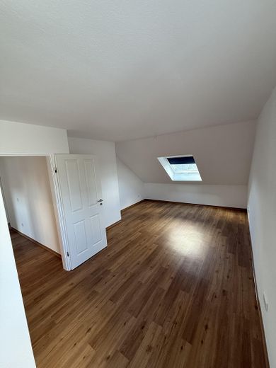 Jasne 7-pokojowe mieszkanie dwupoziomowe z ekskluzywną kuchnią do wynajęcia w Bruchköbel – Zdjęcie 7