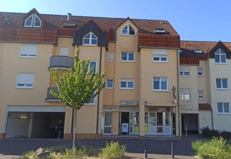 Provisionsfrei von privat: Bezugsfreie 3-Zimmer-Wohnung mit Balkon, Keller, TG in Dietzenbach-Mitte! – Außenansicht Haus Straßenseite
