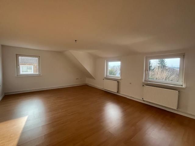 Lichtdurchflutete charmante 3 Zi-DG-Whg. renoviert-in bester grüner Lage - – Wohnzimmer mit Fensterfronten