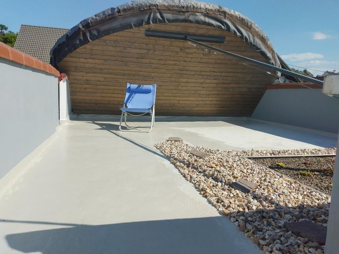 freistehendes Einfamilienhaus mit Einliegerwohnung, saniert und voll möbliert – Dachterasse auf dem Anbau EFH