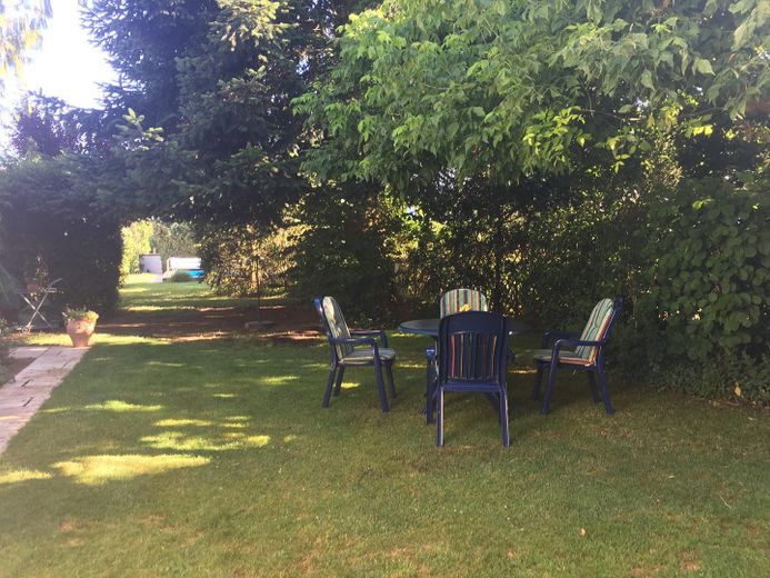 Ekskluzywny dom szeregowy skrajny w stylu bungalow z antresolą, basenem i wymarzonym ogrodem – Garten 