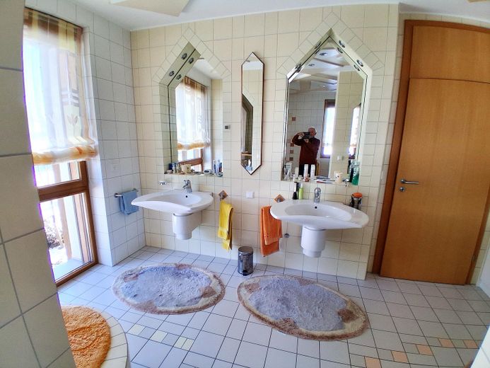 Das besondere Haus, mit sehr großem Grundstück, in einer Region wo andere Urlaub machen – Bad-1