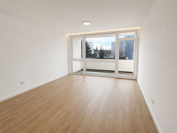 Modernisierte 3-Zimmer-Wohnung mit 2 Westbalkonen in Regensburg – Zimmer 1