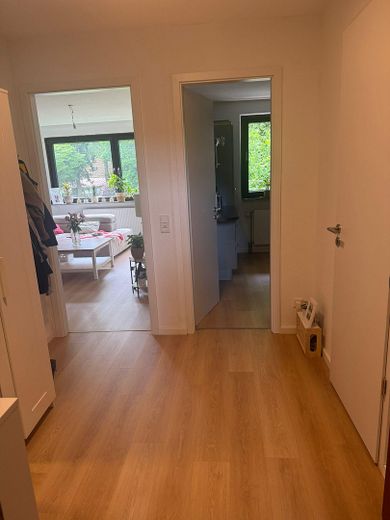 Renovated 3-room apartment with fitted kitchen and south-facing loggia in Kirchdornberg – Eingangsbereich