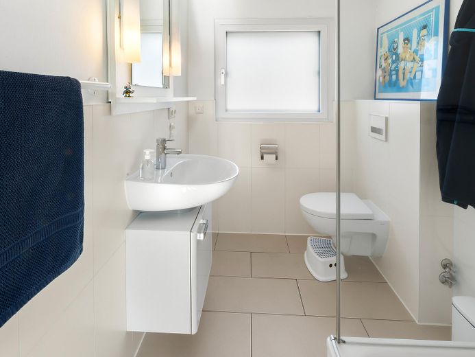 Modernes Reihenmittelhaus mit Photovoltaik und viel Platz zum Leben in Großburgwedel – Badezimmer OG