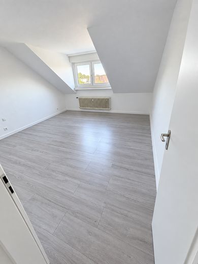 Frisch renovierte 3-Zimmer-Dachgeschosswohnung mit Garage – Schlafzimmer