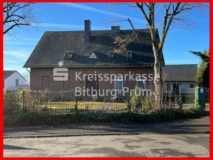 Freistehendes Zwei- bis Dreifamilienhaus mit Potential – Foto 1