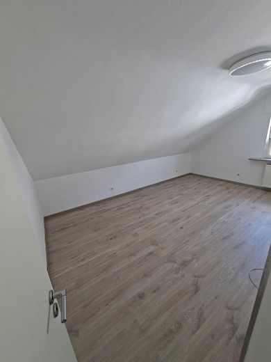 Renovierte 3-Zimmer-Dachgeschosswohnung mit Einbauküche in Erlensee – ab sofort verfügbar – Foto 4