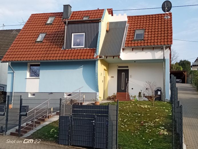 freistehendes Einfamilienhaus mit Einliegerwohnung, saniert und voll möbliert – Straßenansicht von rechts