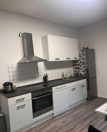 Gepflegte 2½-Zimmer-Erdgeschosswohnung mit großer Wohnküche im 6-Parteienhaus – Wohnküche 1