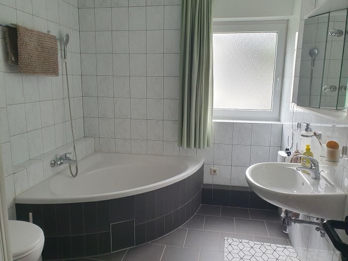 Attraktive lichtdurchflutete Maisonette-Wohnung – Bad mit Eckbadewanne
