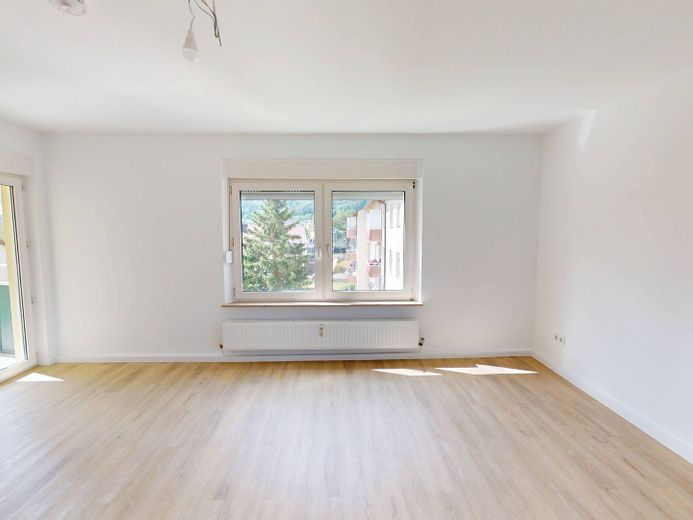 Uw vakantiegeld – 2 netto koude huren cadeau! Groot 3-kamerappartement met BALKON en op loopafstand van de Main-oever – Ansicht II: Wohn- und Esszimm…