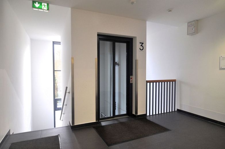Praxis- oder Bürofläche mit Penthouse-Feeling im modernen Ärztehaus – Modernes Treppenhaus + Lift