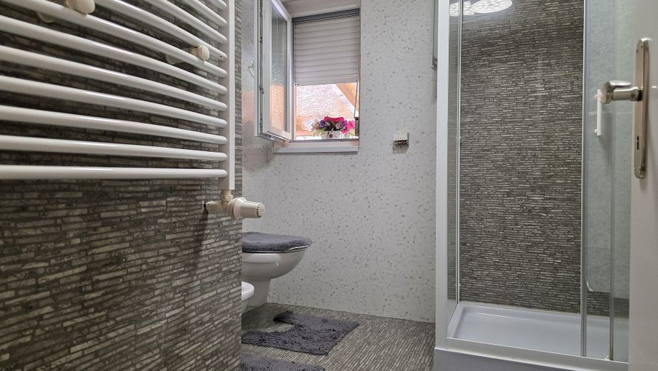 Bad mit Dusche, Bidet und WC