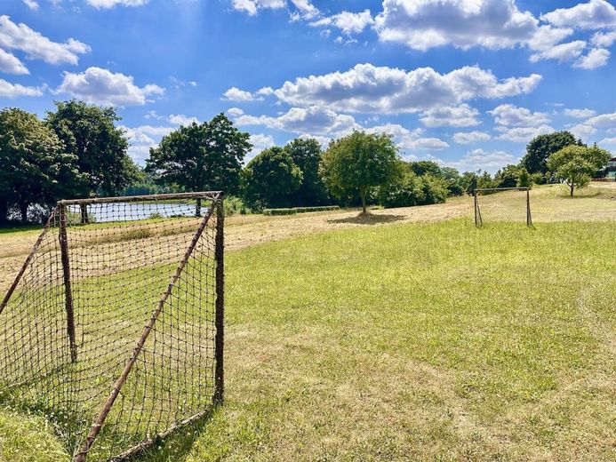 HORN IMMOBILIEN ++ RESERVIERT++ Ferienhaus am See in Lebehn bei Krackow – Fußballplatz
