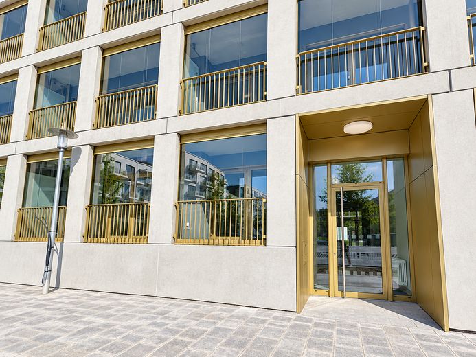 2-Zi.-Erstbezug in Pasing | Designküche mit Kochinsel | 13 m² Glasloggia – Fassade und Hauseingang