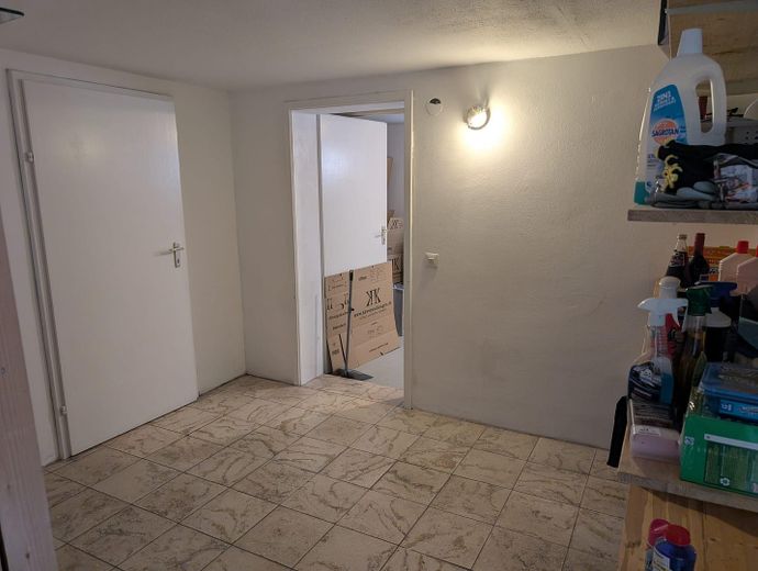 Gepflegte 6 Zimmer 152 qm DDH mit Garage und Garten in 91088 Bubenreuth – Kellerflur