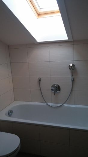 Zur Kapitalanlage! Inzell - zentrale, helle 1-Zimmer-Dachgeschoßwohnung - provisionsfrei! – Bad