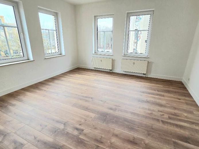 Neu renovierte 2-Raum-Whg mit hellen Wohnzimmer – फोटो 1