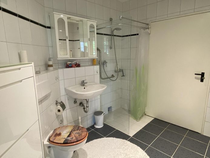 Freistehendes, individuelles  Architektenhaus mit separat gelegener Einliegerwohnung – Badezimmer Einliegerwohnung