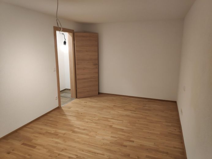 Appartamento al piano rialzato a Neuhausen, 3 1/2 locali, completamente ristrutturato, cucina componibile, Internet 1 Gb/s, 800 m fino alla S-Bahn – Foto 16