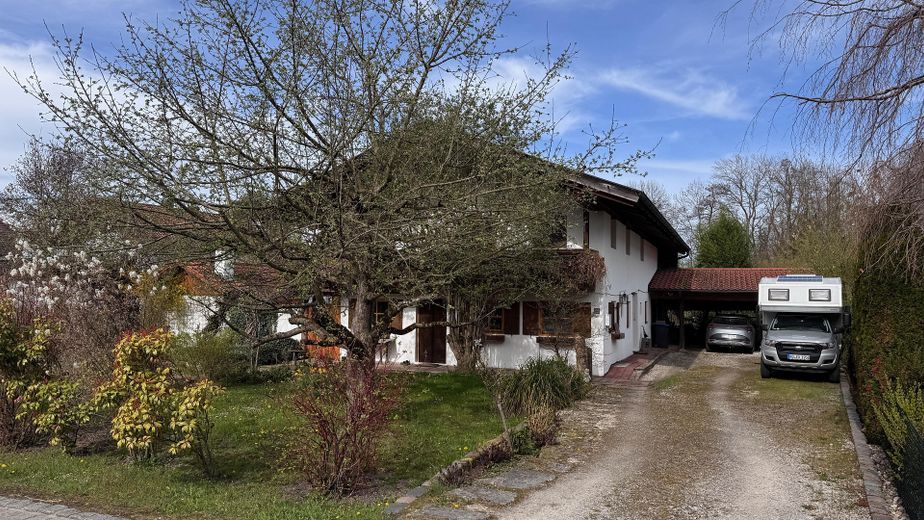 Haus Nordostseite mit Einfahrt